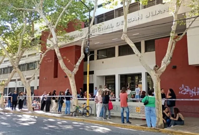 Padres de los preuniversitarios de la UNSJ marcharán en reclamo a los reiterados paros