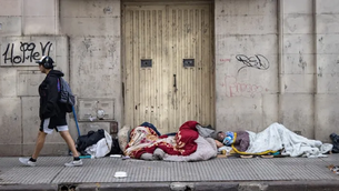 La UCA informó que la pobreza bajó a 36,3% y la indigencia a 6,8%, aunque advierten que la caída real sería menor