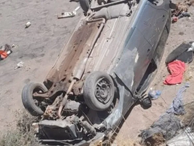 Vuelca con su auto y sufre diferentes heridas