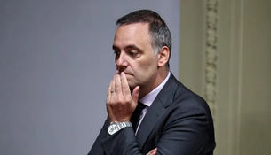 Los chats que complican a Manuel Adorni en la investigación por vuelos privados