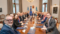 El gobernador Orrego recibió a embajadores europeos en Casa de Gobierno