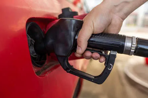 YPF duplicó el descuento por cargar nafta en la madrugada: cuánto bajó y cómo acceder al beneficio