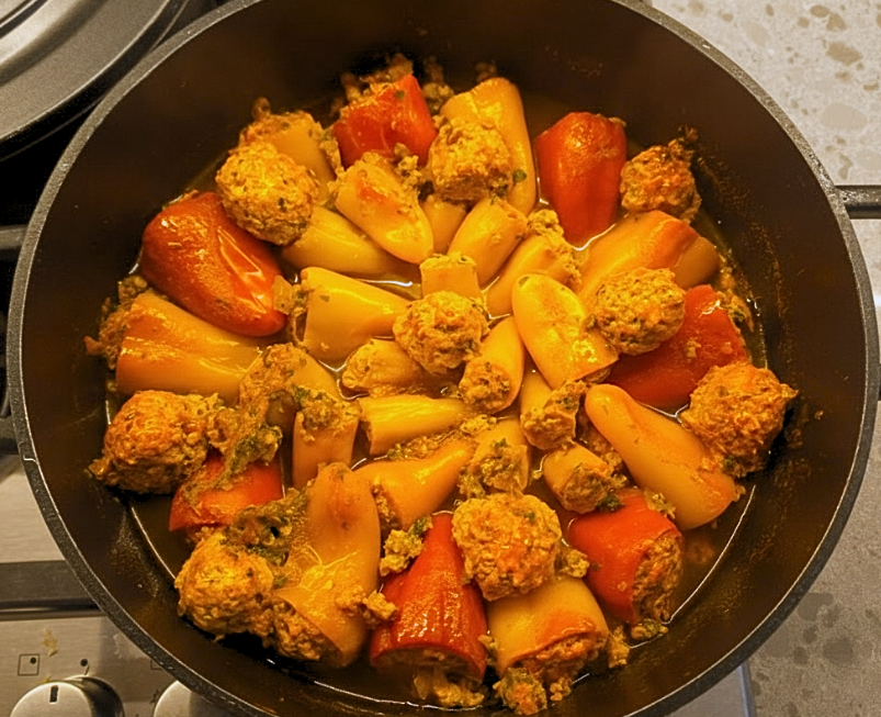 פלפלונים ממולאים בעוף ועשבי תיבול קלילים, ריחניים ומלאי צבע 🌶️