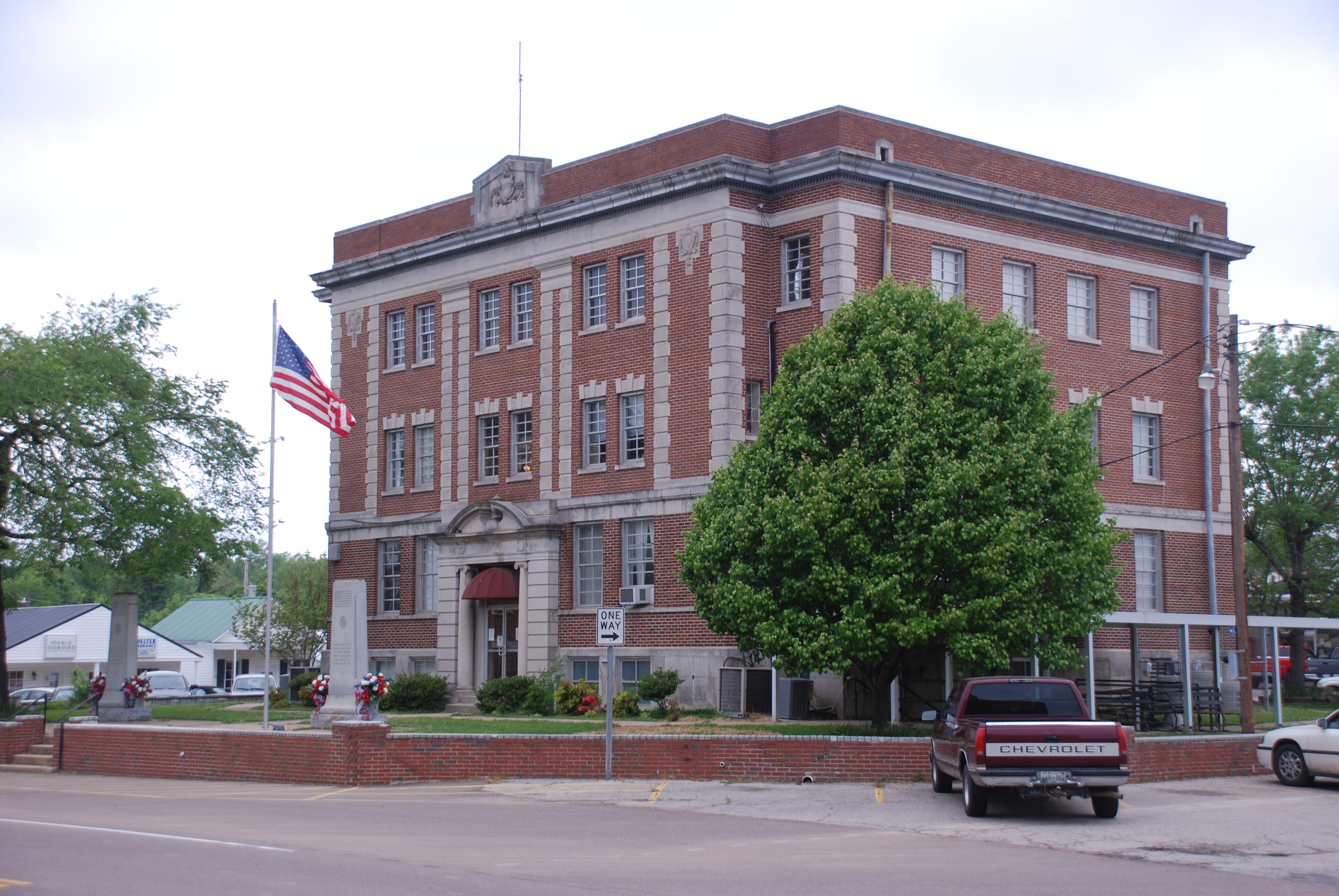 Courthouse, Linden, TN