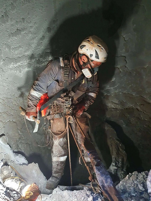 Industrial abseiler with helmet and respirator