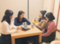 4-3保護者の方からの相談を受ける様子.jpg