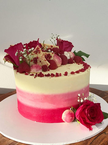 Fresh flowers ; Pink Ombre ; Birthday cake ; 47Cakes ; white chocolate