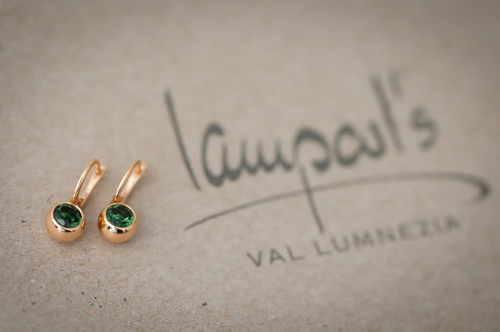 Ohrringe der Braut mit Logo des Lamparts im Val Lumnezia