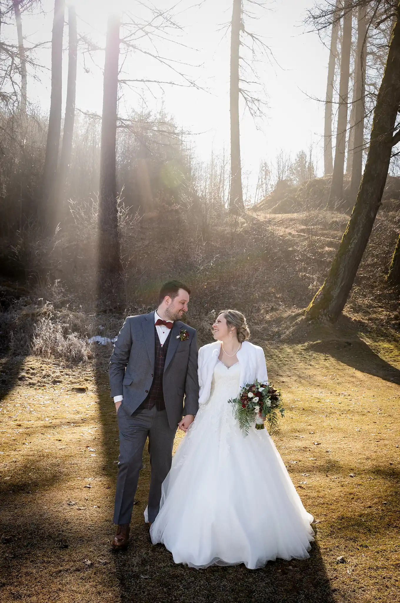 Brautpaar im Wald im Winter ohne Schnee