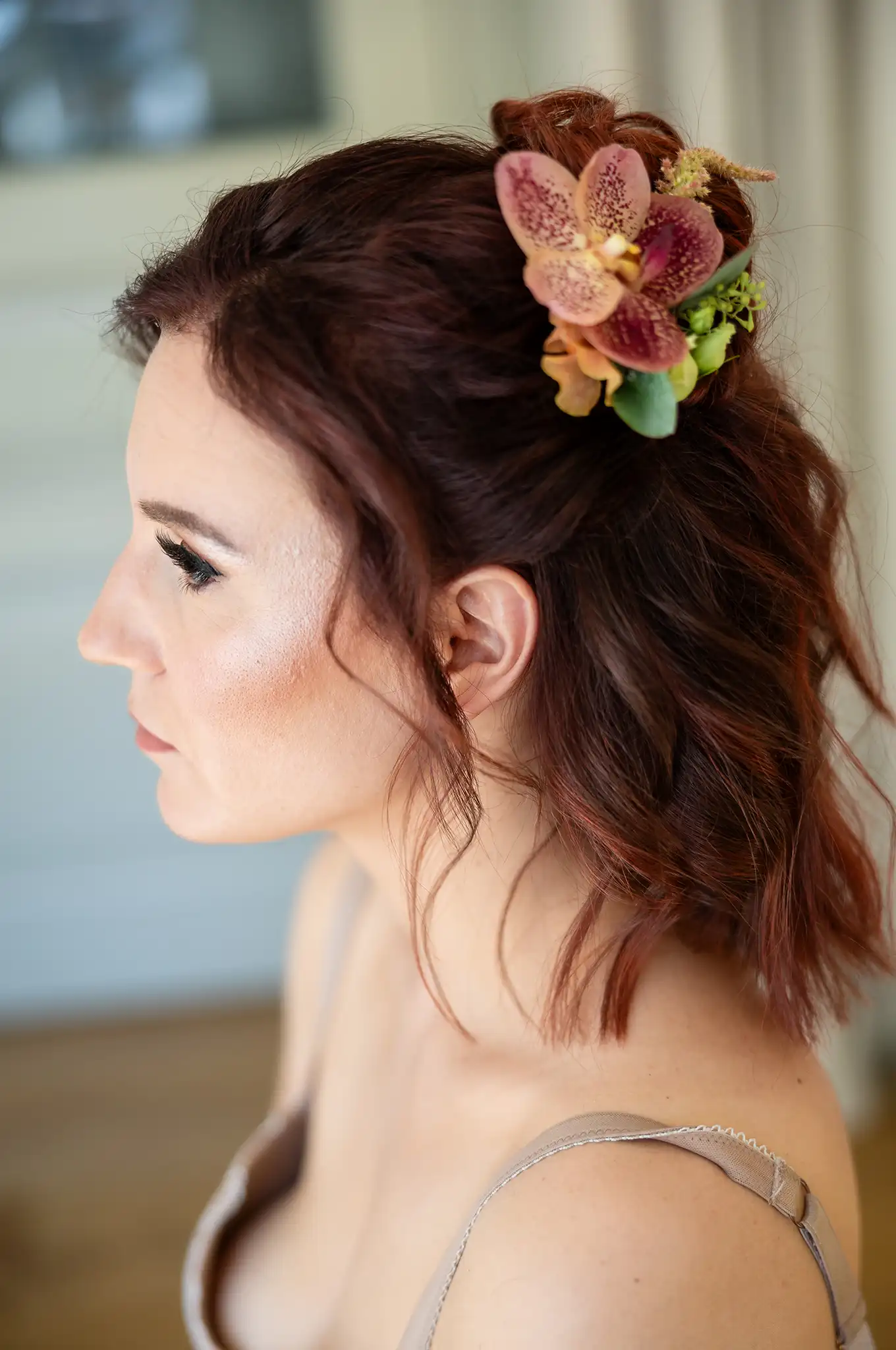 Detail von Brautfrisur mit frischen Blumen im Haar