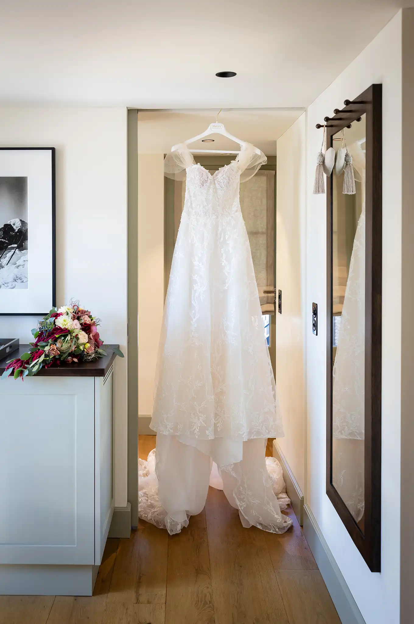 Brautkleid hängt im Hotelzimmer parat zum anziehen