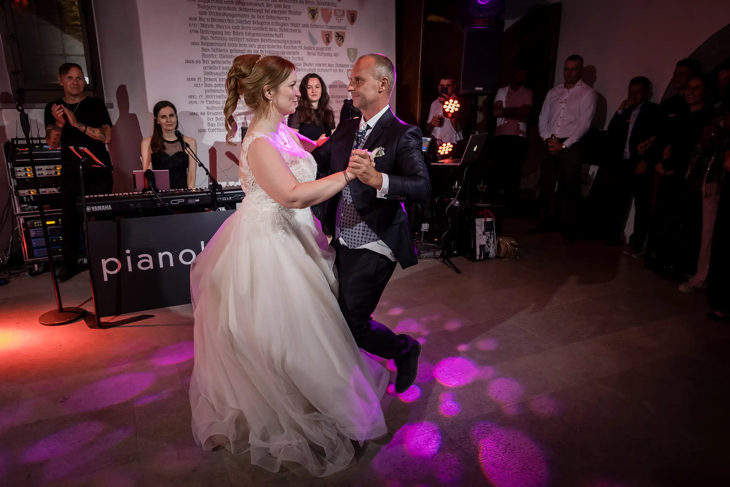 Hochzeitspaar tanzt zur Live Musik den Hochzeitstanz