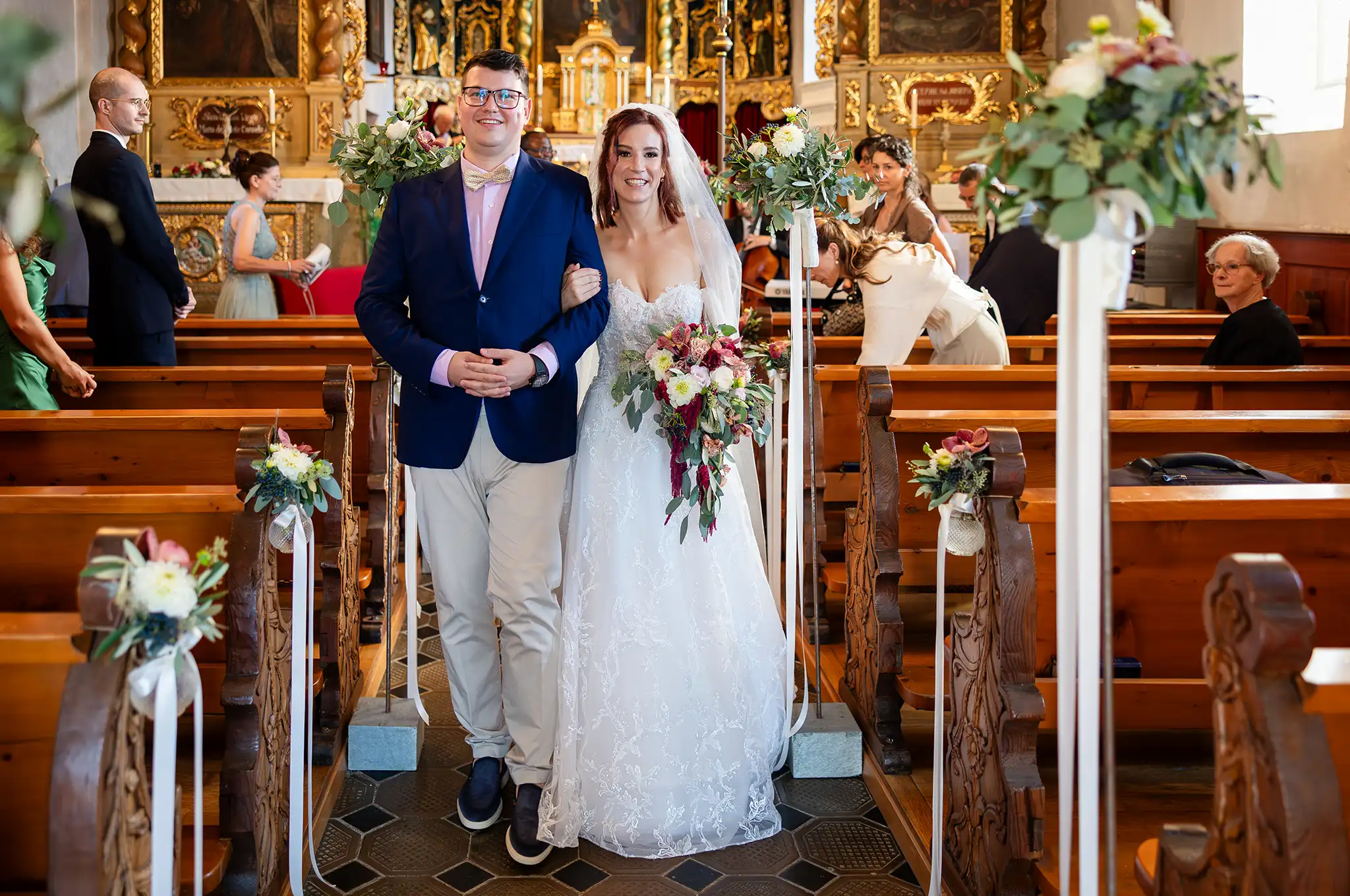 Auszug aus der Kirche des Brautpares
