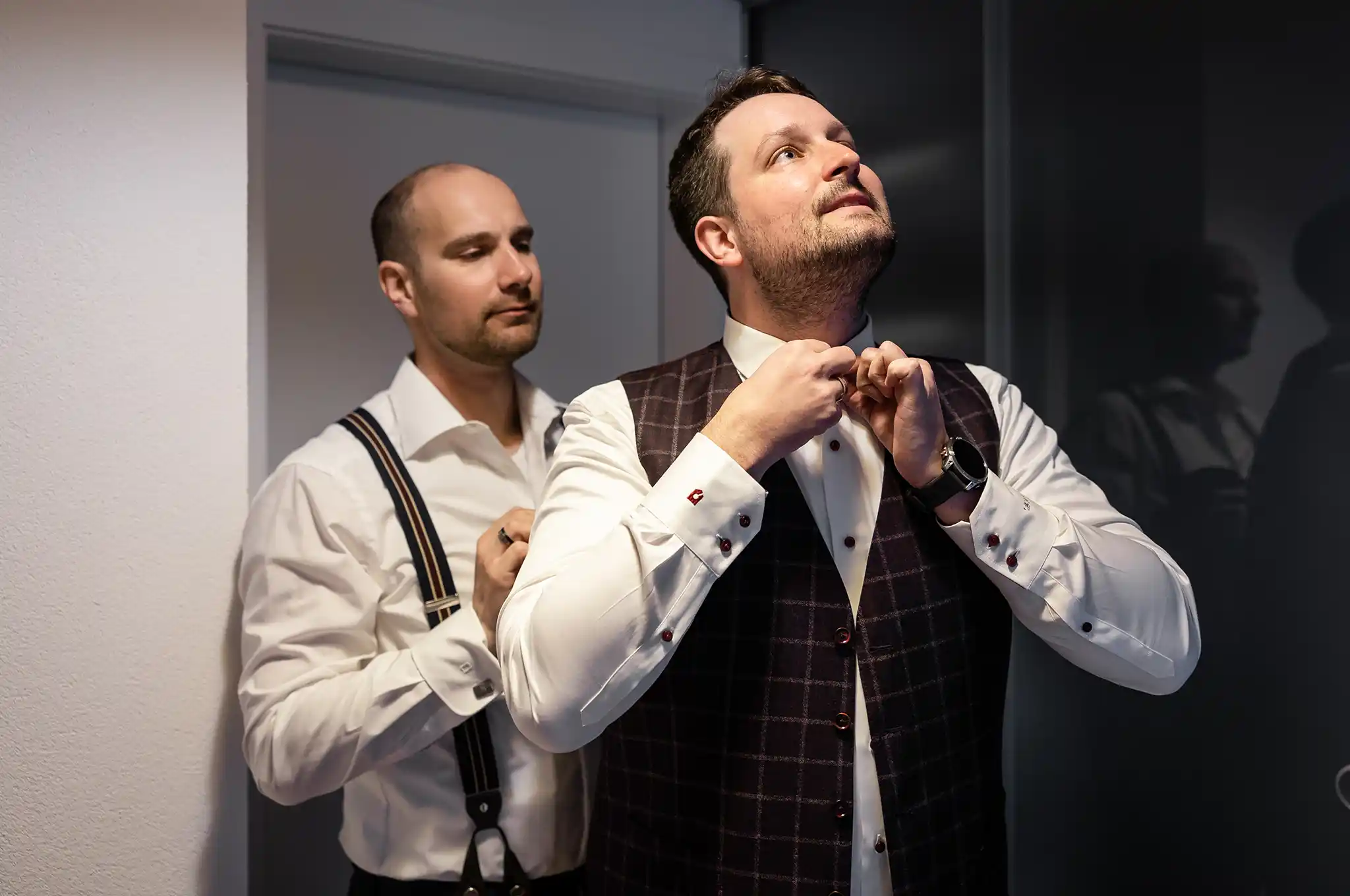 Bräutigam macht sich für Hochzeit bereit