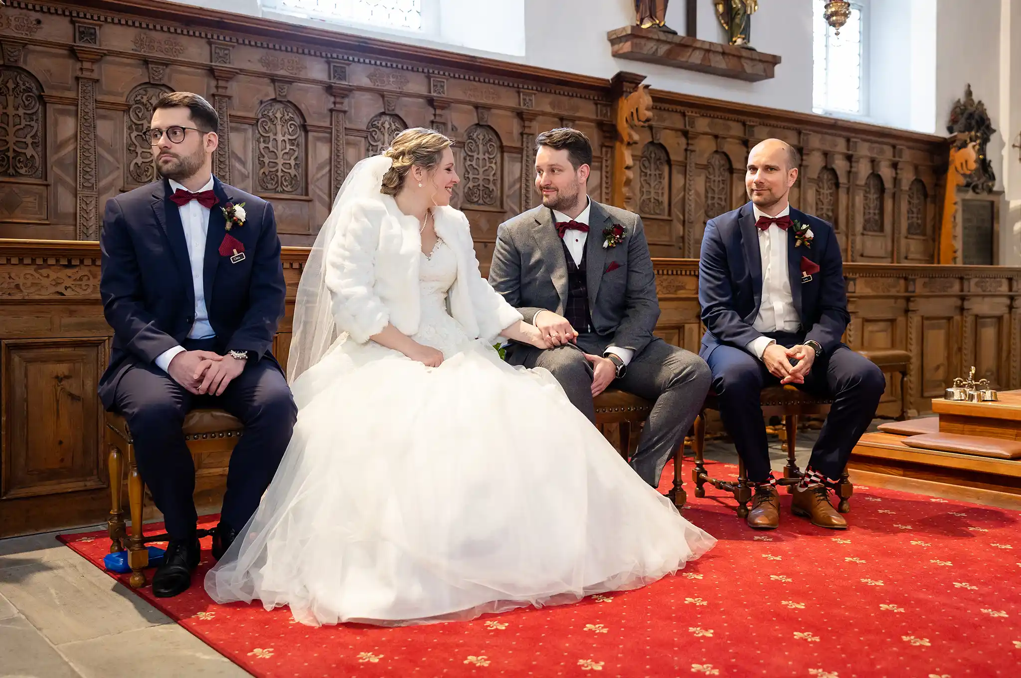 Brautpaar sitzt in der katholischen Kirche in Laax