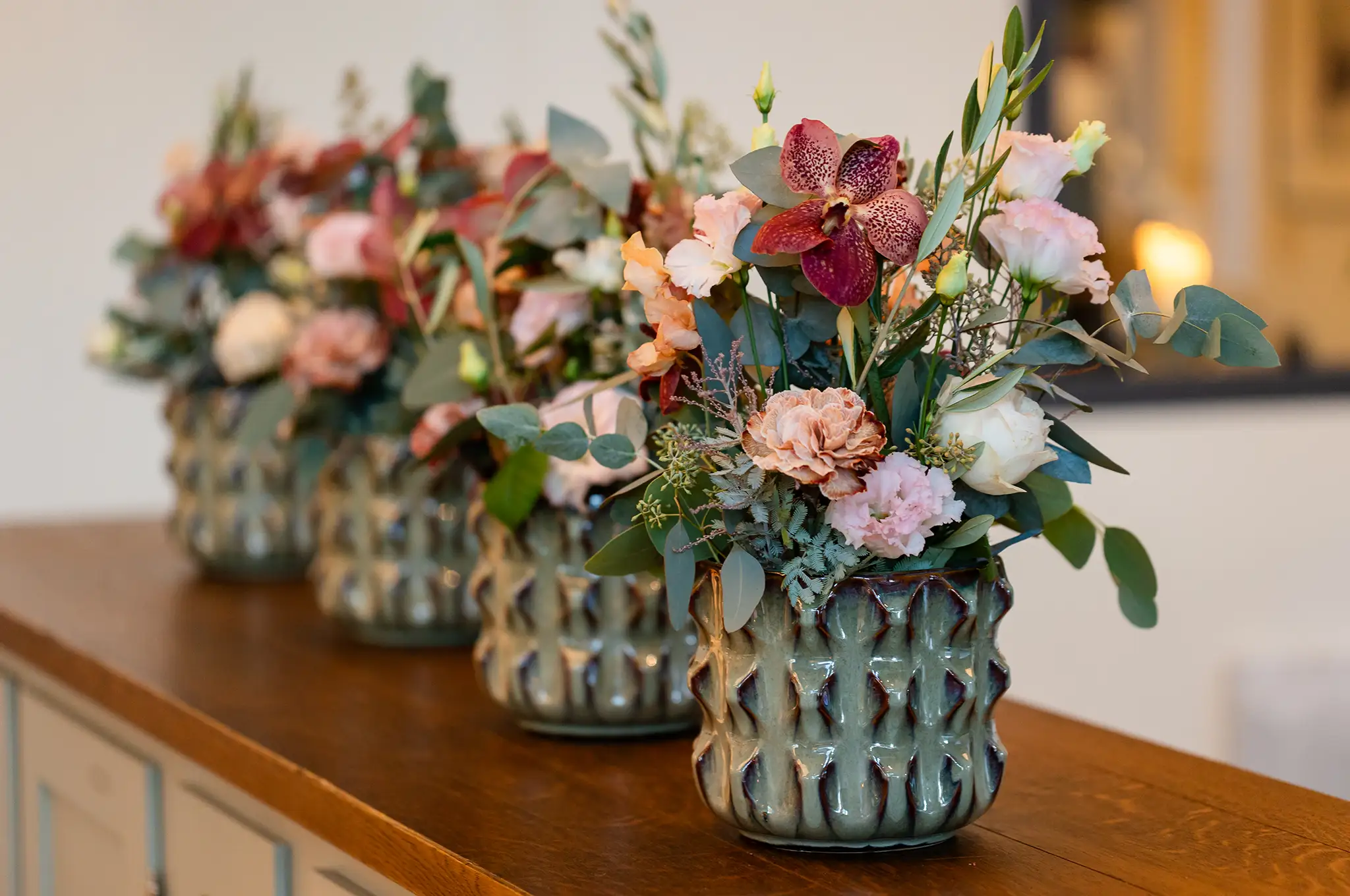Blumendeck für das Abendessen der Hochzeit