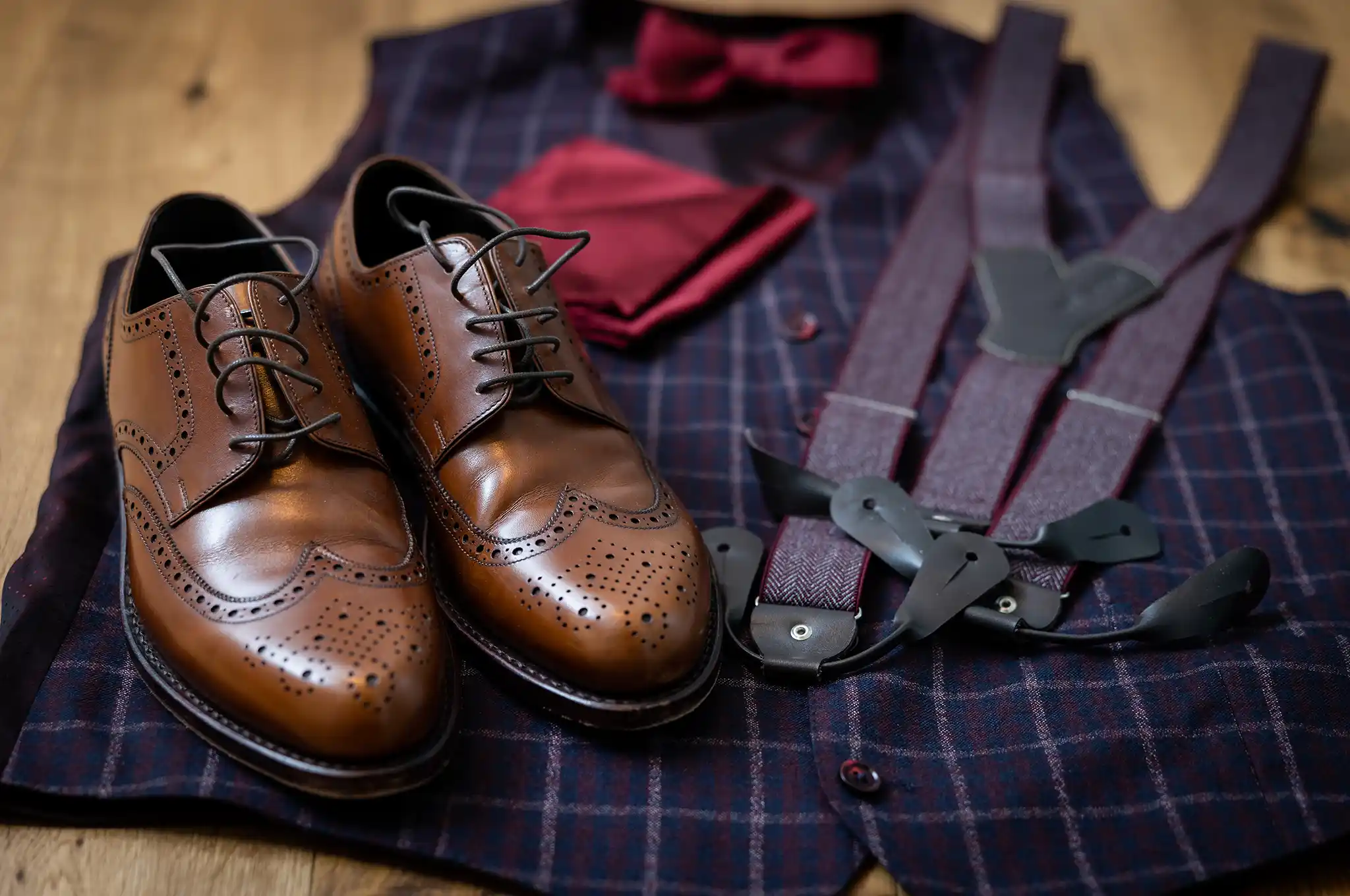 Hochzeitsoutfit für den Bräutigam liegt bereit. Schuhe, Veste Hosenträger