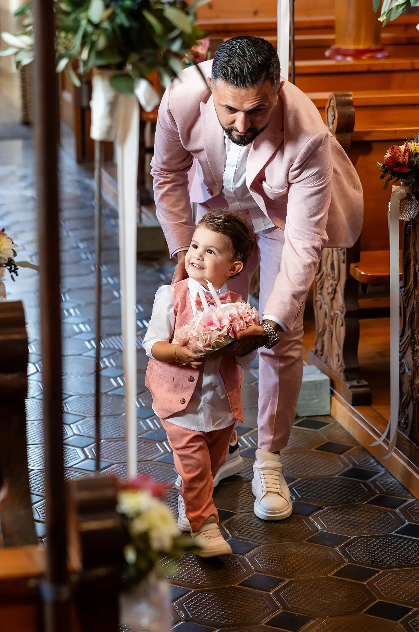 Ringjunge und sein Vater bringen die Ringe zum Brautpaar, ganz in rosa gekleidet