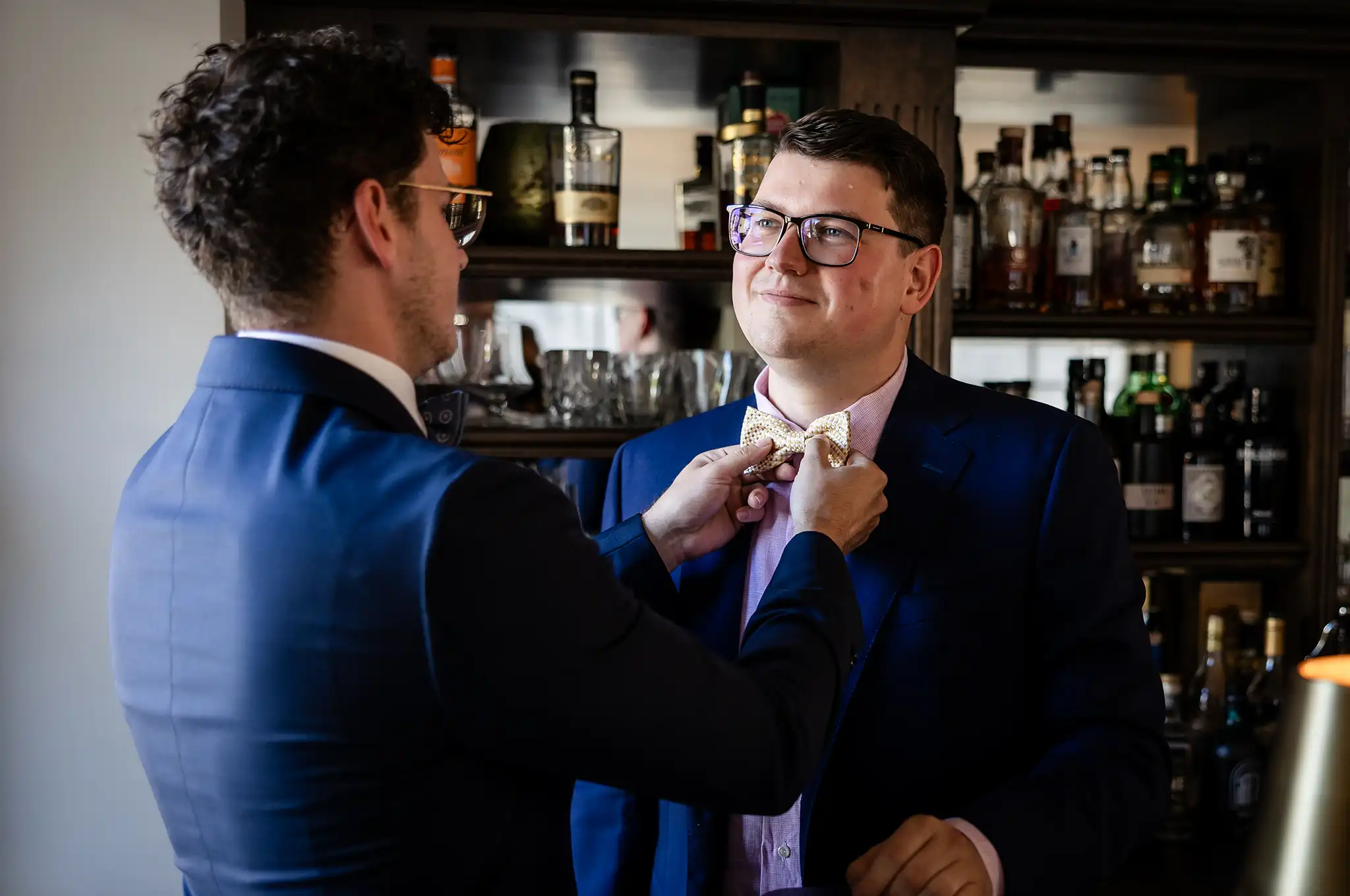 Der Bräutigam mit seinem Trautzeugen bei den Vorbereitungen in der Bar