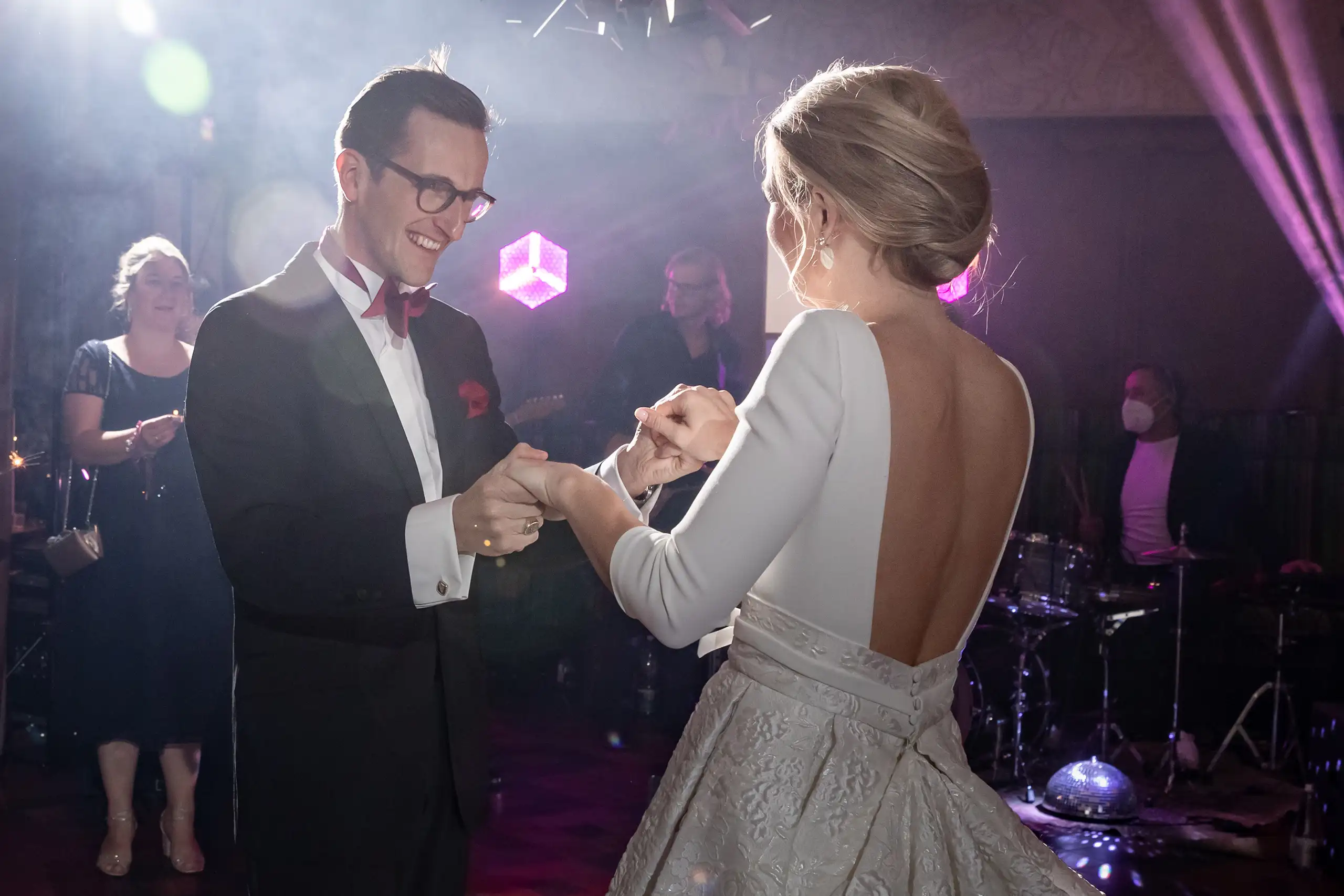 Hochzeitspaar tanzt Hochzeitstanz