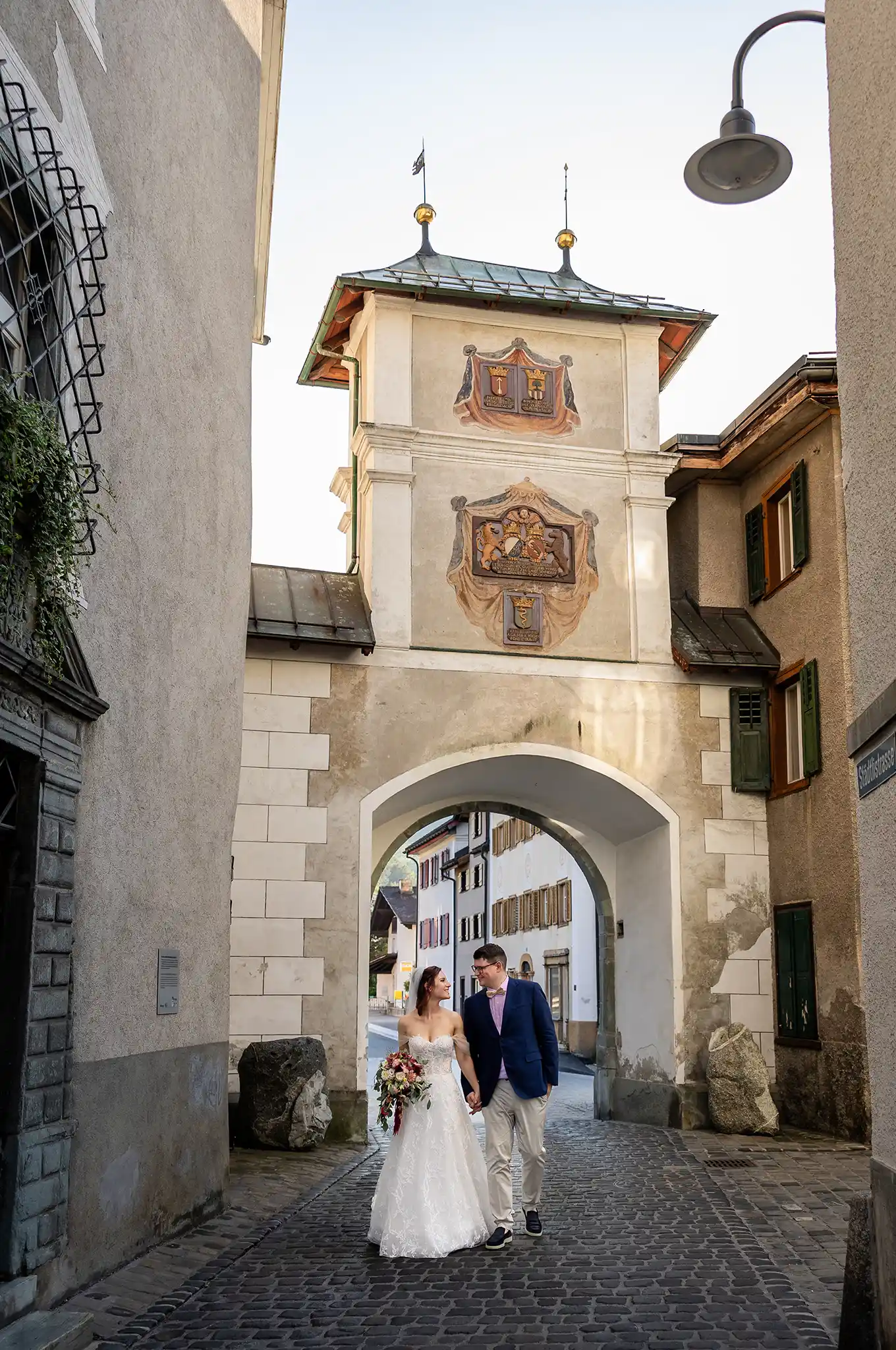 Brautpaar läuft Händchenhaltend durch die Altstadt von Chur