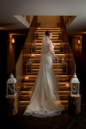 Braut auf der Treppe im Maiensässhotel Guarda Val