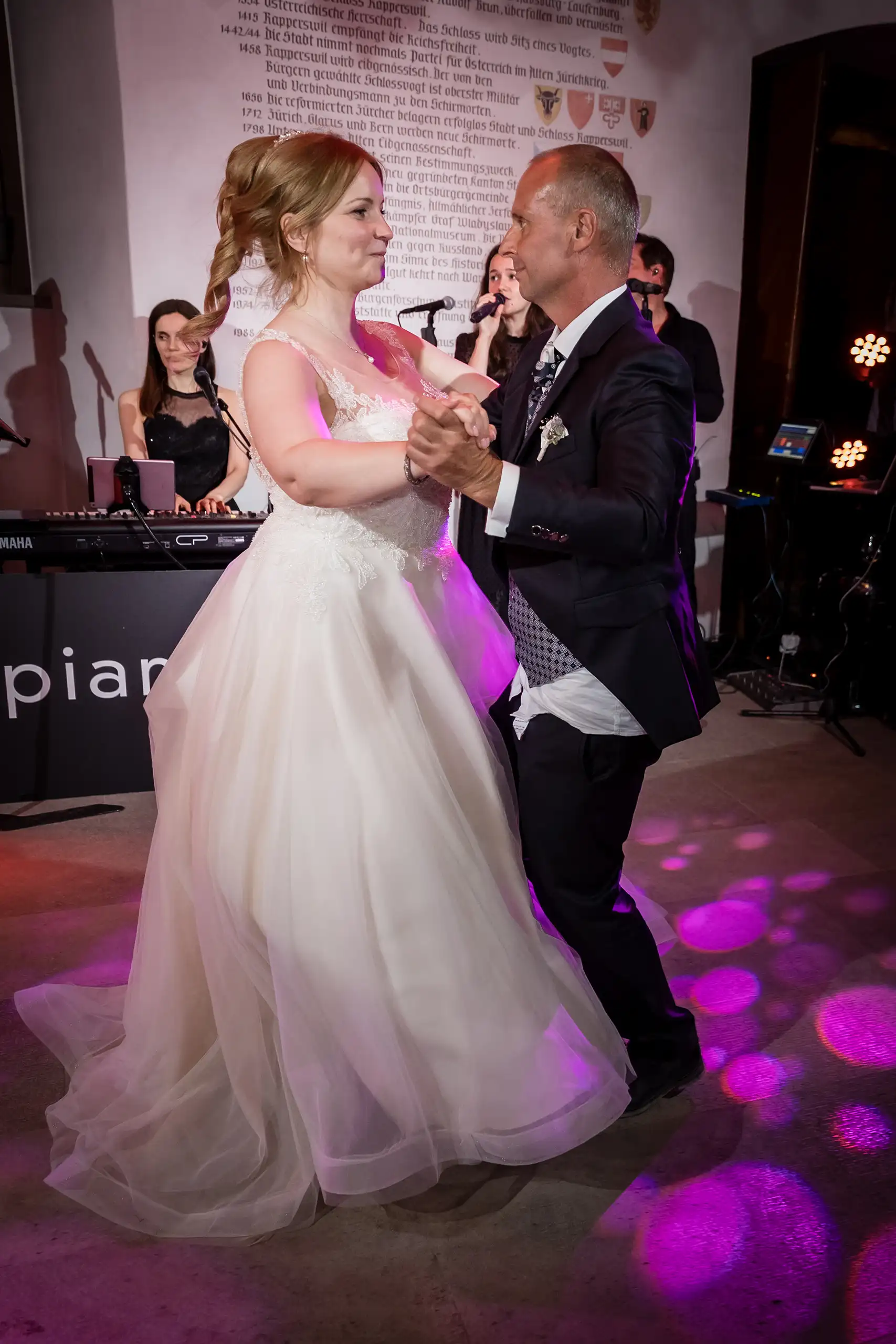 klassischer Hochzeitstanz während der Hochzeitsfeier