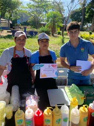 Estudiantes santaneños realizaron feria para apoyar a artesanos locales