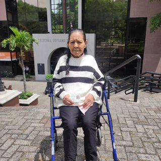 Doña Zeneida Sáenz recibe su primera cédula de identidad a sus 76 años