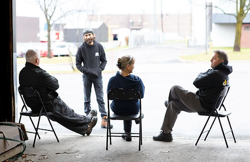 Employés de JLM qui prennent du temps de qualité avec leurs collègues