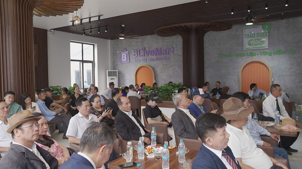 Quan khách tham quan Nhà máy Bell Đức và nghe giới thiệu về Tập đoàn