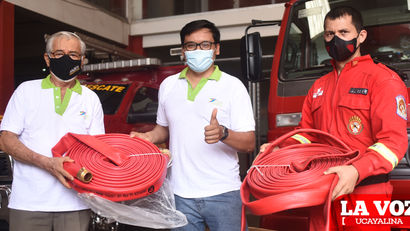 Donan mangueras a Compañía de Bomberos °46