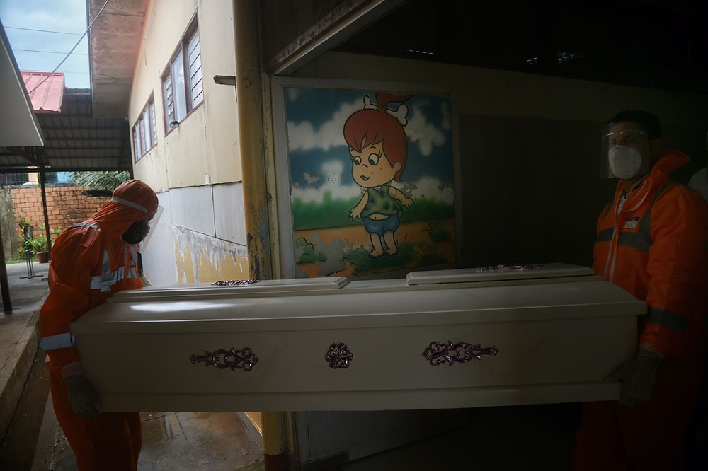 Área antes usada para pediatría, es camino obligatorio hoy para retirar féretros en el HAY. Créditos: Hildebrandt en sus trece/ Hugo Alejos.