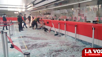 Banco de la Nación: Ventana de vidrio se desploma y deja tres heridos