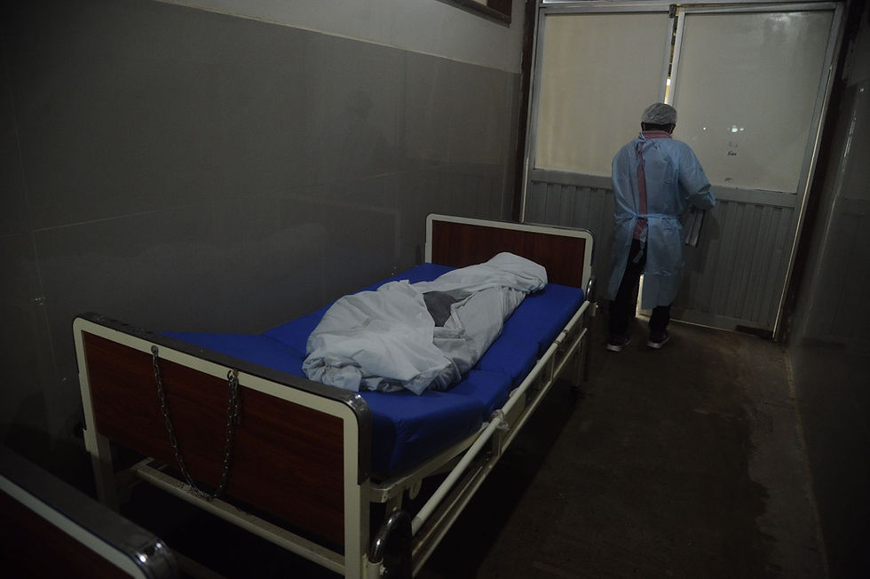 Cuerpo de familiar del pintor amazónico Pablo Amaringo espera ser desinfectado en un pasadizo del HAY. Créditos| Hildebrandt en sus trece/ Hugo Alejos.