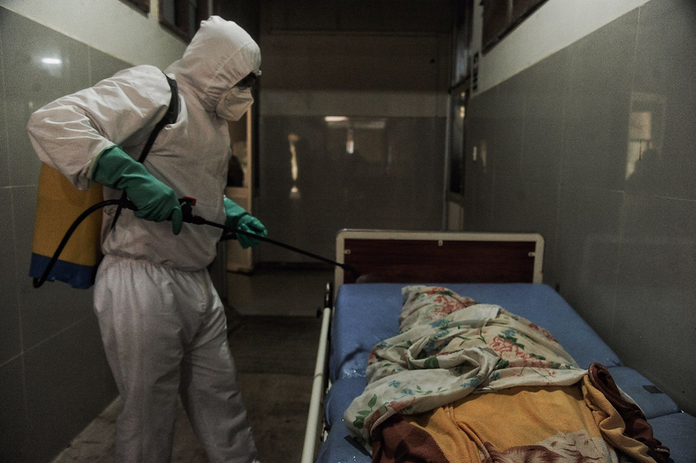 Rutina de nunca acabar. La desinfección de los cuerpos fallecidos por la pandemia es moneda corriente para los integrantes del Equipo Humanitario. FOTO| Hildebrandt en sus trece/ Hugo Alejos.