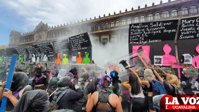 México: Mujeres lograron tirar la valla de Palacio Nacional
