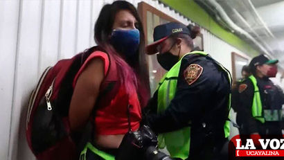 México: PolicÃas golpean a fotoperiodistas que cubrÃan el DÃa de la Mujer