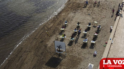 España: escuela pasó de las aulas a clases en la playa