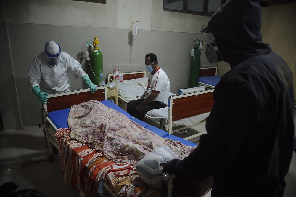 Fallecido es retirado del área COVID-19 del Hospital Amazónico de Yarinacocha. FOTO| Hildebrandt en sus trece/ Hugo Alejos.