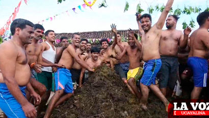 India: Ciudadanos se bañan en estiércol de vaca frente a la pandemia de la COVID-19