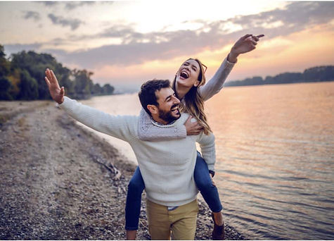 Glückliches Paar am Strand. Man sieht, dass sie eine erfüllte Beziehung führen.