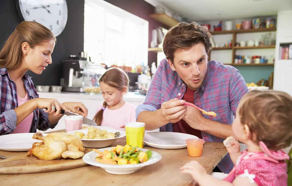 Familie beim Frühstück - es dreht sich zwischen dem Paar alles nur noch um Organisation und Kinder