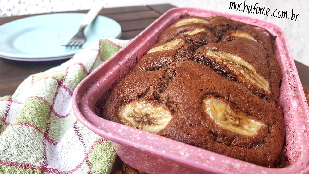 Bolo de banana com chocolate fit