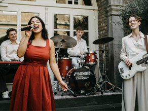 die Jazzpop-Band Jazz Generation, während sie musiziert.