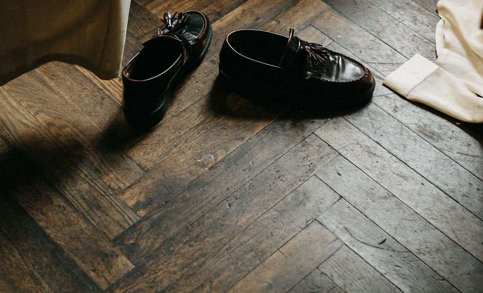 Parkettboden, auf dem ein Paar Lederschuhe stehen