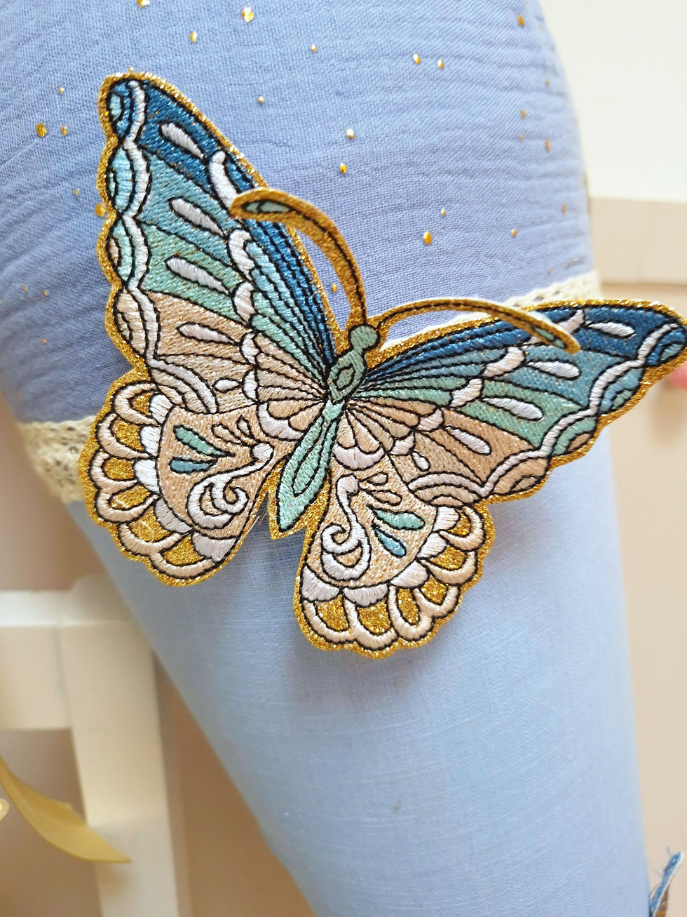 Miniaturbild: Schultüte Hellblau -gold Pony mit Schmetterlingen 