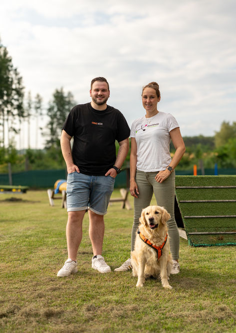 Lukas Thamm von Lukas Media beim Imagefilm-Dreh mit Kate von Buchholz schnuppert beim Hundeplatz an Boerns Soll in Buchholz in der Nordheide