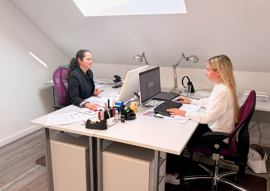 Caroline Kuhfahl und Jule Seute vom Team Lieblingsplatz Immobilien in Rosengarten Nenndorf, zuständig für Immobilienverwaltung und Vermietung