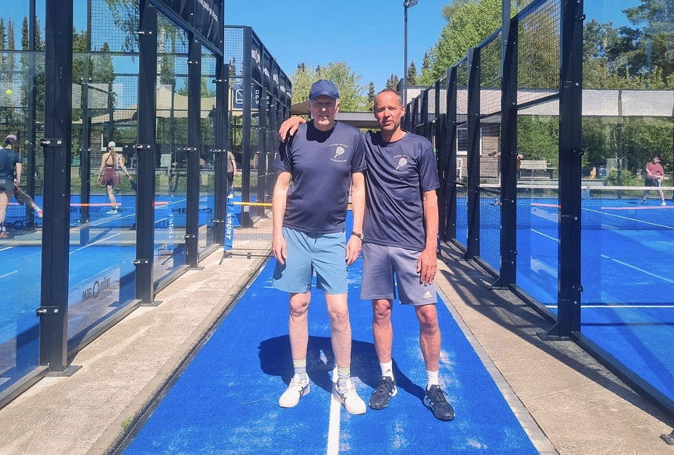 Rolf und Enno vom Padel Sport Nordheide im Fokus auf den Court.